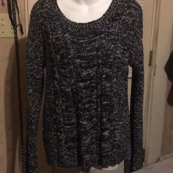 SO sweater size large fits like a medium. - Picture 3 of 3